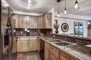 Kylskåp, mikrovågsugn, ugn och spishäll