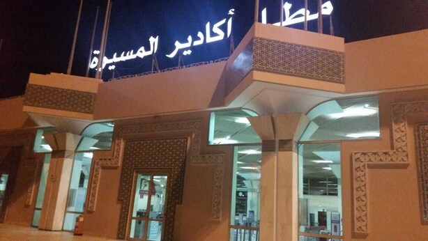 Un bâtiment sur lequel on peut voir une enseigne en arabe.