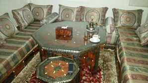 Une pièce à l’ambiance traditionnelle, avec une table basse ronde, une théière et une tasse à thé.