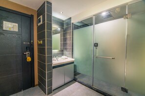 Shower, rainfall showerhead, free toiletries, hair dryer - Badi Hotel Int'l Exhibition Center (Kunming)
