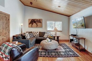 Una televisión, una chimenea, un futbolín, una oficina