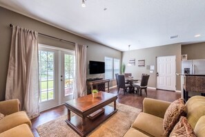 Maison en rangée, 4 chambres | Salle de séjour | Téléviseur à écran plat