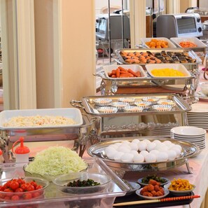 A buffet with various food items and utensils. - Hotel Capital in Yamagata (Yamagata)
