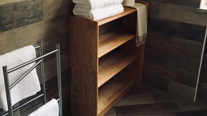 Apartemen, 2 kamar tidur | Fasilitas kamar mandi | Shower, perlengkapan mandi gratis, pengering rambut, dan sandal