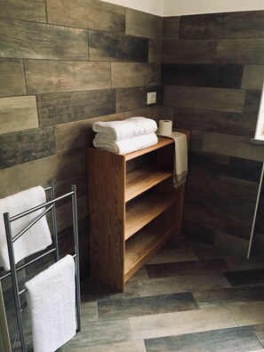 Apartment, 2 Schlafzimmer | Badezimmerausstattung | Dusche, kostenlose Toilettenartikel, Haartrockner, Hausschuhe