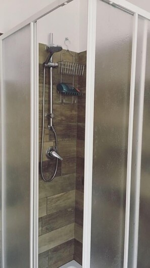 Apartment, 2 Bedrooms | Bathroom shower - Gold Cave Case Vacanza (Traves)