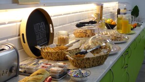 Buffet d'esmorzars amb diversos aliments i un senyal que indica opcions sense gluten.