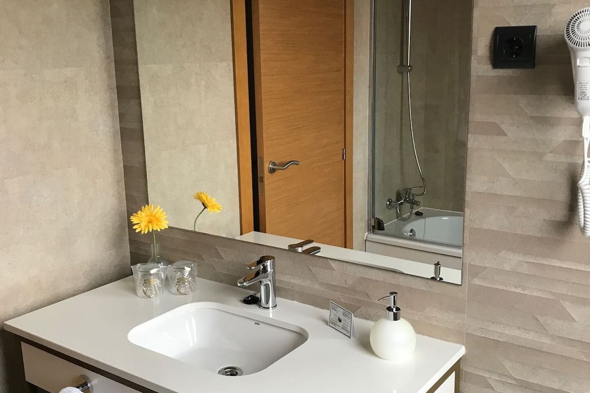 twin room, private bathroom | bathroom