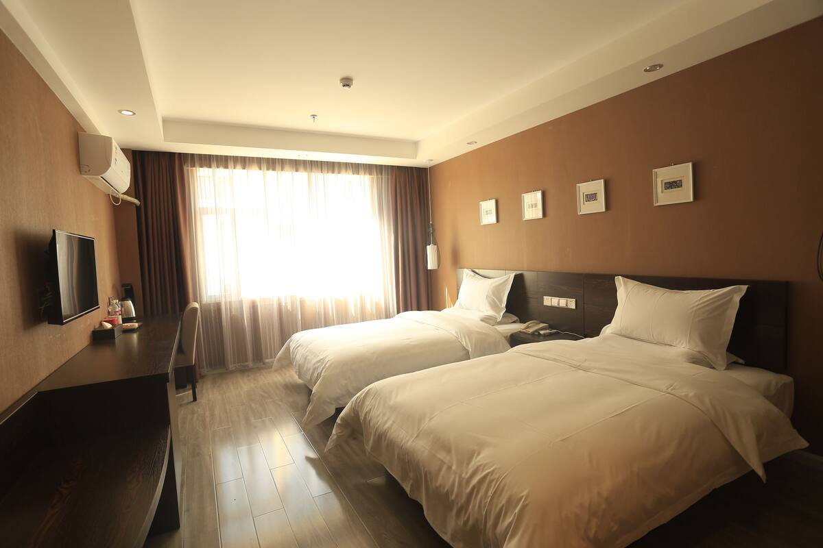 Habitación con 2 camas individuales | Minibar, cortinas opacas, wifi gratis