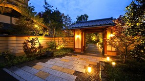 Unclassified image, 2 of 32, button - Kanazawa Yuwaku Onsen Hyakurakuso (Kanazawa)