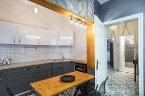 Apartamento Confort, 2 habitaciones | Cocina básica privada | Frigorífico grande, horno, placa de cocina y utensilios de cocina