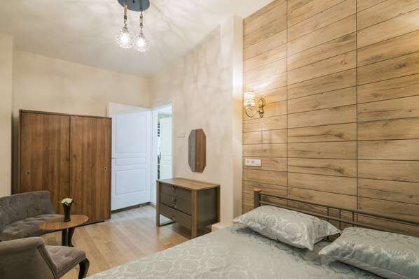 Apartamento Confort, 2 habitaciones | Ropa de cama de alta calidad, escritorio, cortinas opacas