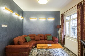 Apartamento Confort, 2 habitaciones | Zona de estar | Una televisión LCD