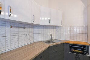 Apartamento Confort, 2 habitaciones | Cocina básica privada | Frigorífico grande, horno, placa de cocina y utensilios de cocina