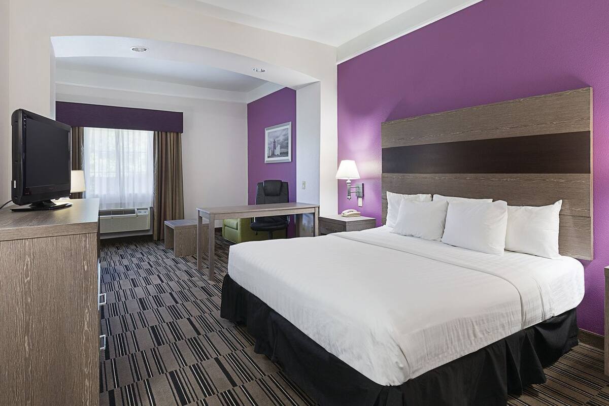 Executive Single Room, 1 King Bed | Pillowtop beds, desk, laptop workspace, blackout drapes
