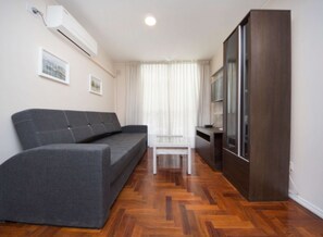 Appartement, vue ville | Salle de séjour | Télévision LED