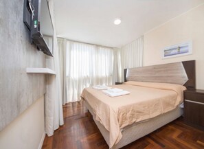 Appartement, vue ville | 1 chambre, ameublement personnalisé, fer et planche à repasser