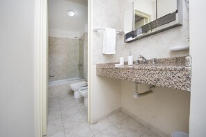 Apartemen, pemandangan kota | Kamar mandi | Kloset dan handuk