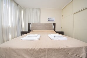 1 habitación, muebles diferentes y tabla de planchar con plancha 