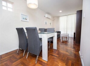 Appartement, vue ville | Restauration dans la chambre