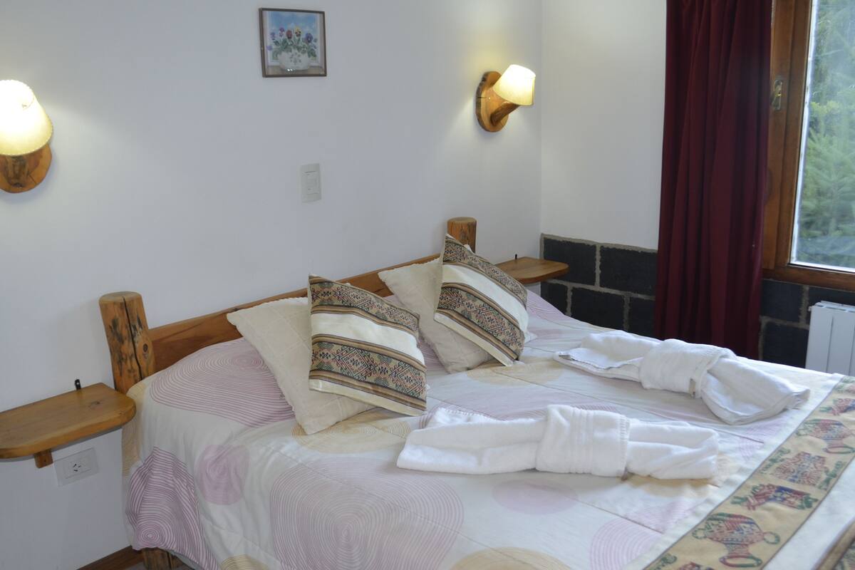 Apartemen, 2 kamar tidur | Brankas, setrika/meja setrika, Wi-Fi gratis, dan seprai linen