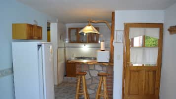 Refrigerador con congelador, microondas y cafetera y tetera