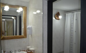 Combined shower/bathtub, deep-soaking bathtub, rainfall showerhead - Apart Bungalows Amulen (San Carlos de Bariloche)