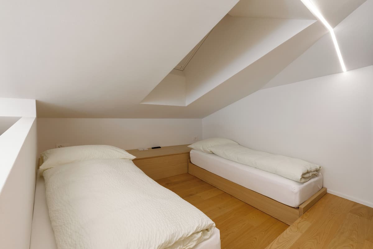 1 habitación, cubrecamas y caja de seguridad en la habitación