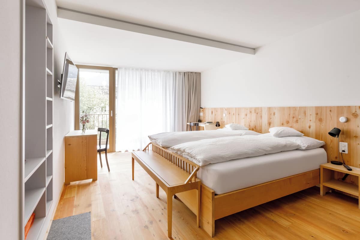 1 habitación, cubrecamas y caja de seguridad en la habitación