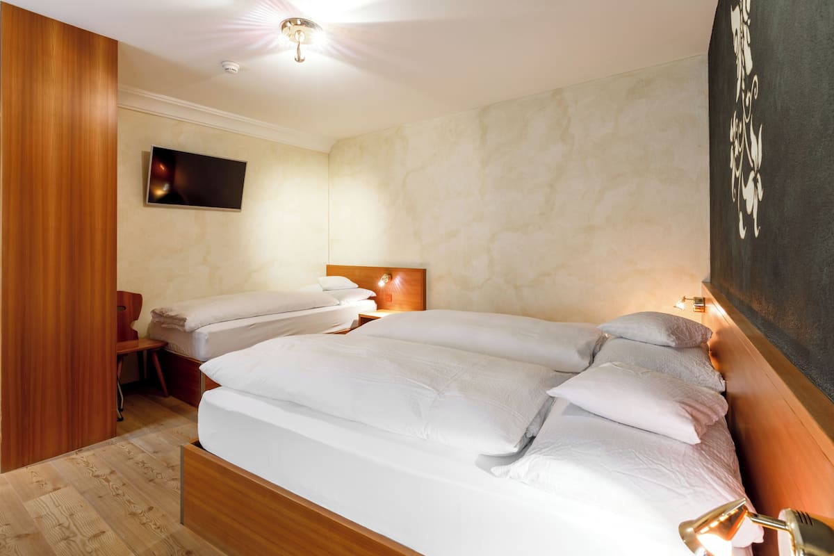 1 habitación, cubrecamas y caja de seguridad en la habitación