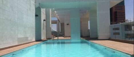 Een binnenzwembad en een seizoensgebonden buitenzwembad