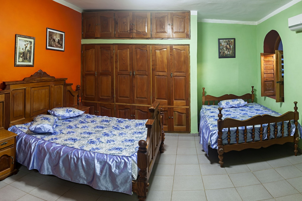 Economy Quadruple Room, 2 Queen Beds, Courtyard View | Bed sheets