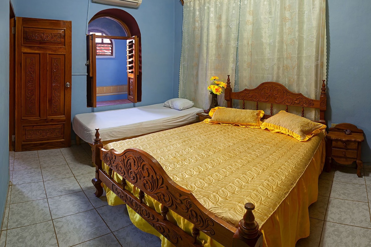 Economy Triple Room, Multiple Beds, Courtyard View | Bed sheets
