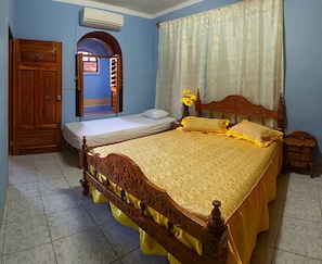 Economy Triple Room, Multiple Beds, Courtyard View | Bed sheets - Hostal Haché (Trinidad)