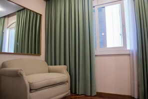 Quarto standard | Cofres nos quartos, Wi-Fi de cortesia, roupa de cama