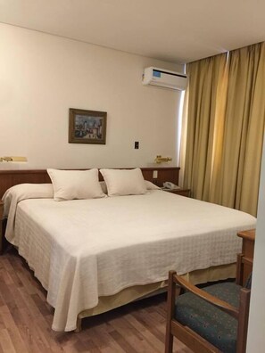 Quarto standard | Cofres nos quartos, Wi-Fi de cortesia, roupa de cama