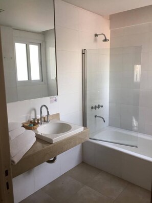 Standard Room | Bathroom | Combined shower/tub, towels - Hotel Cervantes (Mendoza)