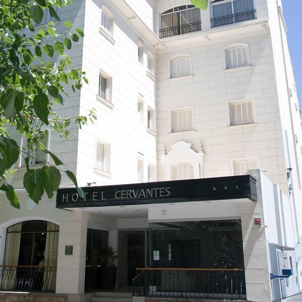 A multi-story hotel with a sign reading "HOTEL CERVANTES" above the entrance. - Hotel Cervantes (Mendoza)