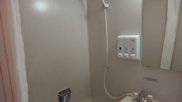 Kombination af bruser/badekar, hårtørrer, hjemmesko