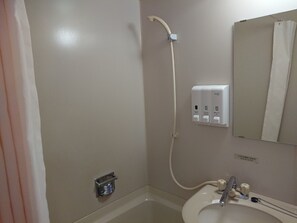 Duschwanne, Haartrockner, Hausschuhe, Toilette mit elektrischem Bidet