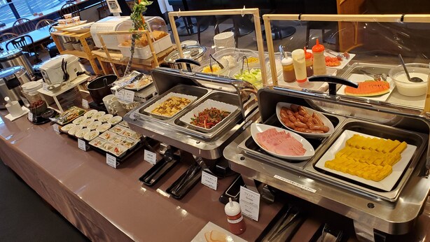 Un buffet proposant une variété de plats et d'accompagnements.