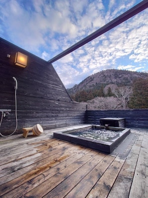 Bañera de hidromasaje al aire libre