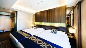A hotel room with two beds, a large mirror, a wooden panel wall, and a ceiling light. - Super Hotel Premier Tokyo Station Yaesu Chuo (Tokyo)