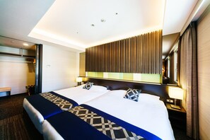 Desk, soundproofing, free WiFi, bed sheets