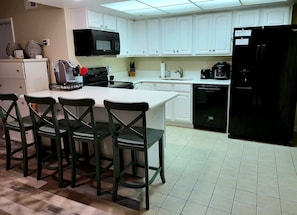 Kahvin-/teenkeitin, jääkaappi, mikroaaltouuni, uuni