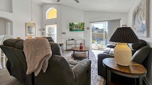 电视、电子游戏、DVD 播  放器