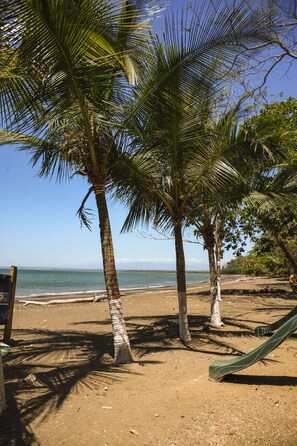 Am Strand, Liegestühle, Strandtücher