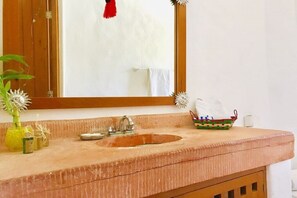 Towels, soap, shampoo, toilet paper - Unit #2 Suite Zen · Beautiful suite Zen beach front (cancun)