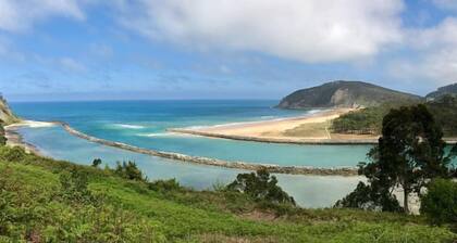 Talo, jossa on puutarha ja uima-allas Picos de Europa ja Villaviciosan rantojen välillä