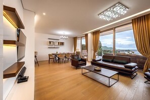 Een flatscreentelevisie